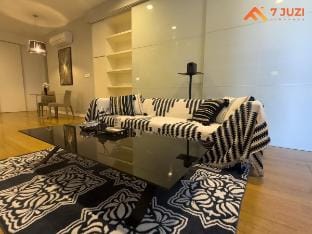 Sky Pool KLCC 2BR Platinum Suite ｜ C33View｜Netflix Apartment in Federal Territory of Kuala Lumpur