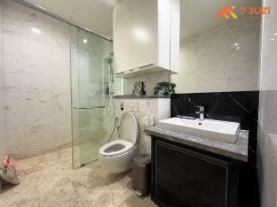 Sky Pool KLCC 2BR Platinum Suite ｜ C33View｜Netflix Apartment in Federal Territory of Kuala Lumpur