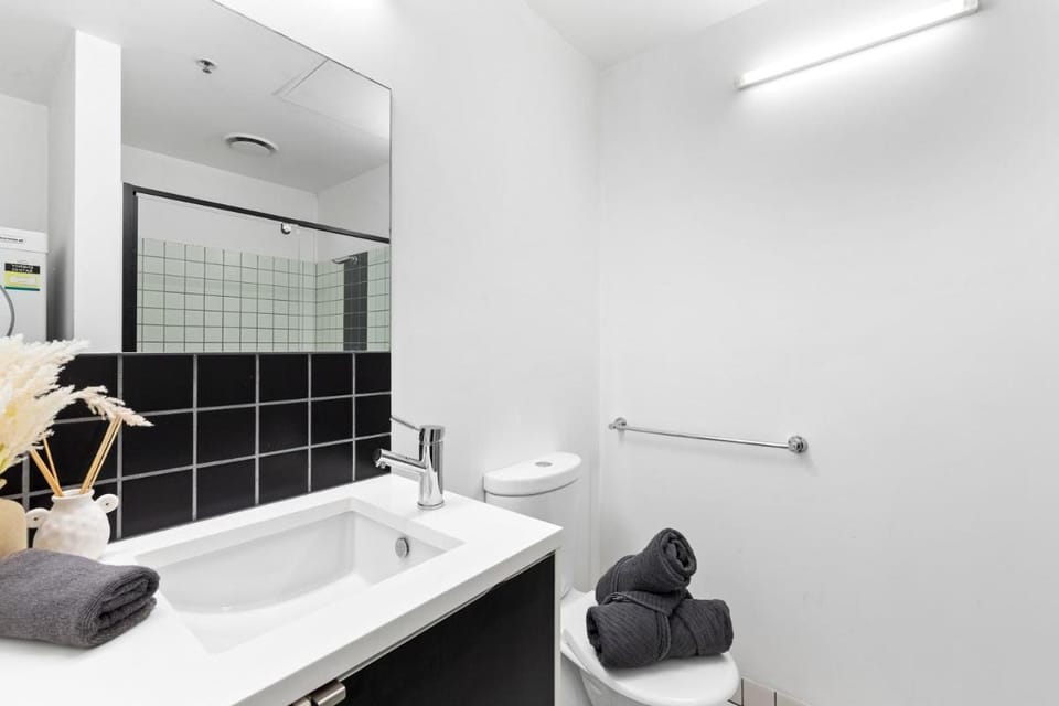 A Cozy 2BR Apt, Walk to CBD, Free Parking Apartment in Melbourne