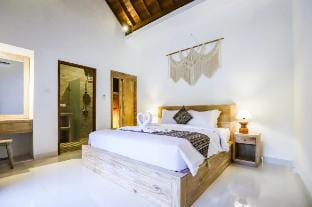 Fairy House: 1BD, Pool, Kitchen /Roosters nearby!/ Villa in Marga