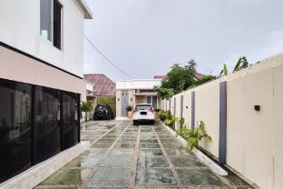 RedDoorz near Mutiara SIS Al Jufrie Airport Palu 3 Villa in Indonesia