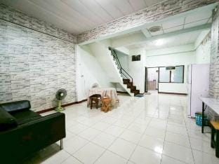 Townhouse, 200m the Pink Line MRT, Near Airport Vacation rental in Bangkok