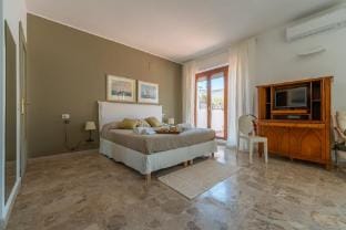 Molo Angioino Suites: ampio alloggio con terrazzo Vacation rental in Naples