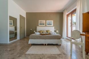 Molo Angioino Suites: ampio alloggio con terrazzo Vacation rental in Naples