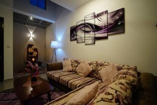 Lavender Villa Negombo- Stylish Airport Retreat Villa in Negombo