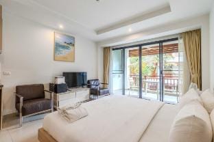 Condo 650m Surin  1BR Pool Gym Prime Location C233 Apartment in Choeng Thale