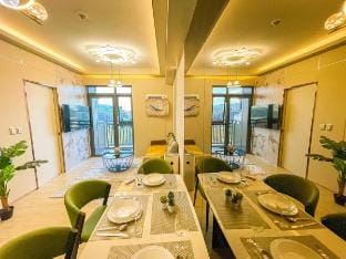 Stunning 2-Bedroom Across Okada at Gentry Manor Vacation rental in Pasay