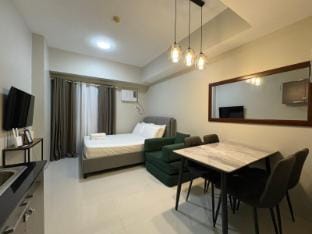 Condo Studio Unit in Mandaluyong |Smart TV |Nr MRT Vacation rental in Manila City