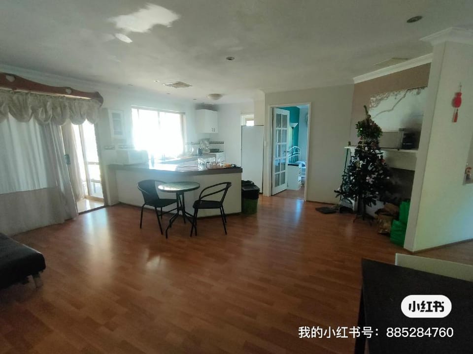 Joondalup 别墅中的一间卧室或者一张床位 Vacation rental in Joondalup