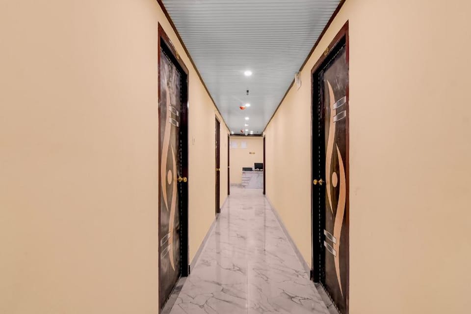 Super Townhouse Madhyamgram Chowmatha Bus Terminal Kolkata Formerly Star Guest House Hotel in Kolkata