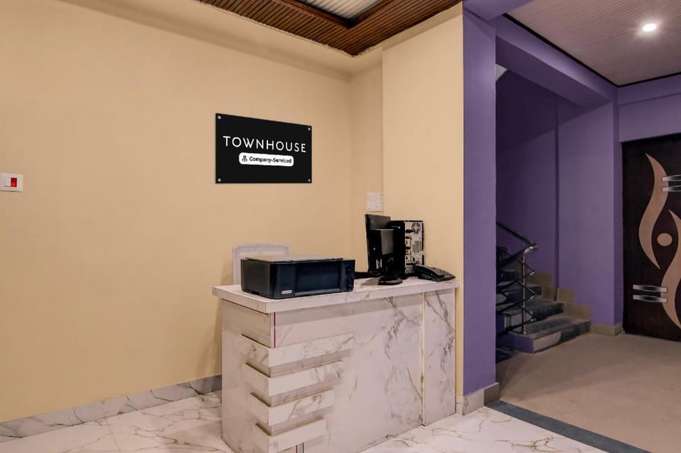 Super Townhouse Madhyamgram Chowmatha Bus Terminal Kolkata Formerly Star Guest House Hotel in Kolkata