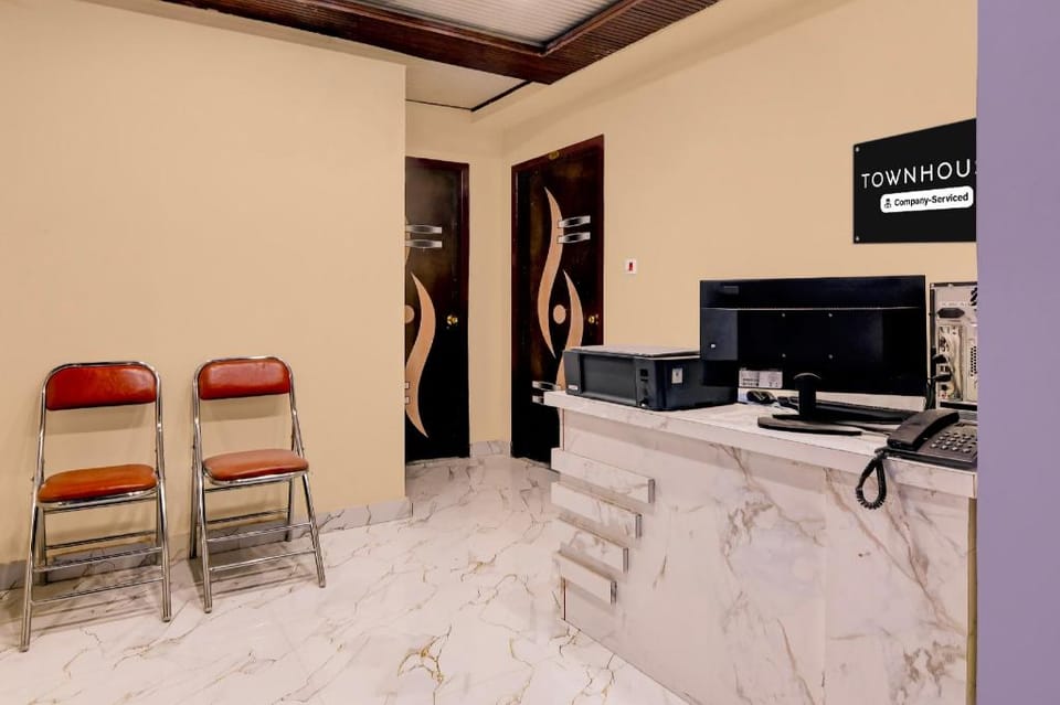 Super Townhouse Madhyamgram Chowmatha Bus Terminal Kolkata Formerly Star Guest House Hotel in Kolkata