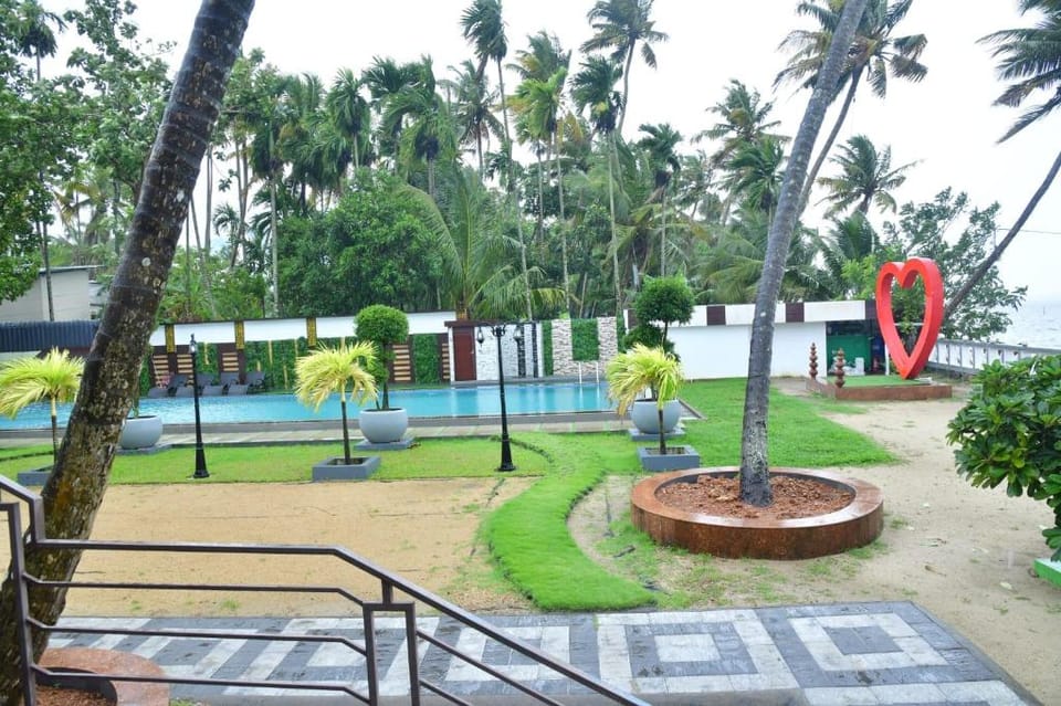Lakeshore – 11BR Resort in Kochi by Homeyhuts Hotel in Kochi