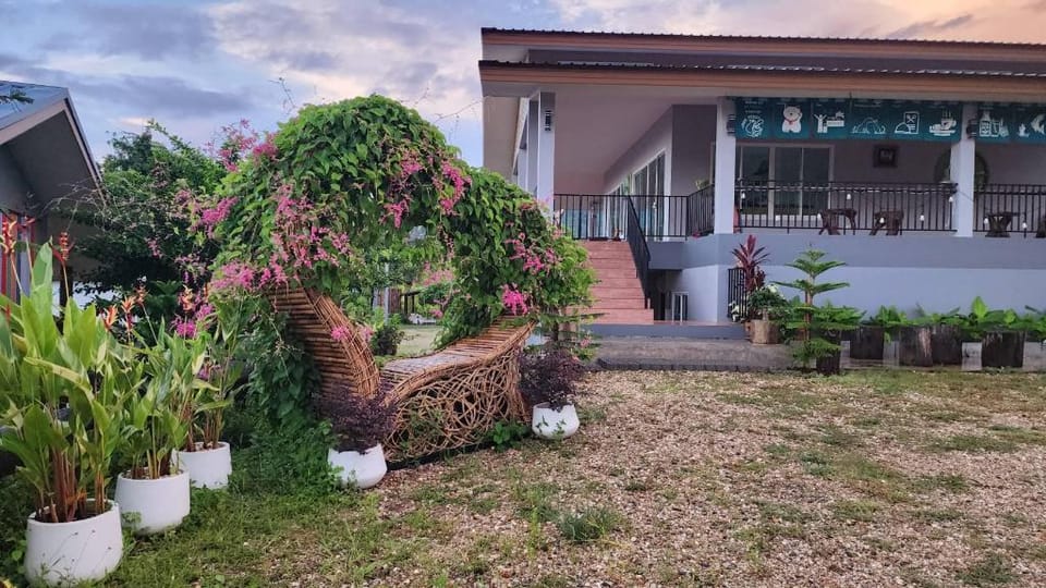 นกขมิ้นรีสอร์ท บ้านไร่ อุทัยธานี Hotel in Thailand