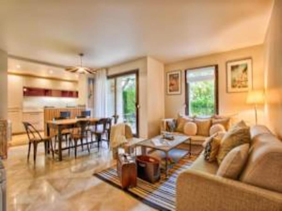 Superb 2-Bed with Large Private Garden Apartment in Deauville