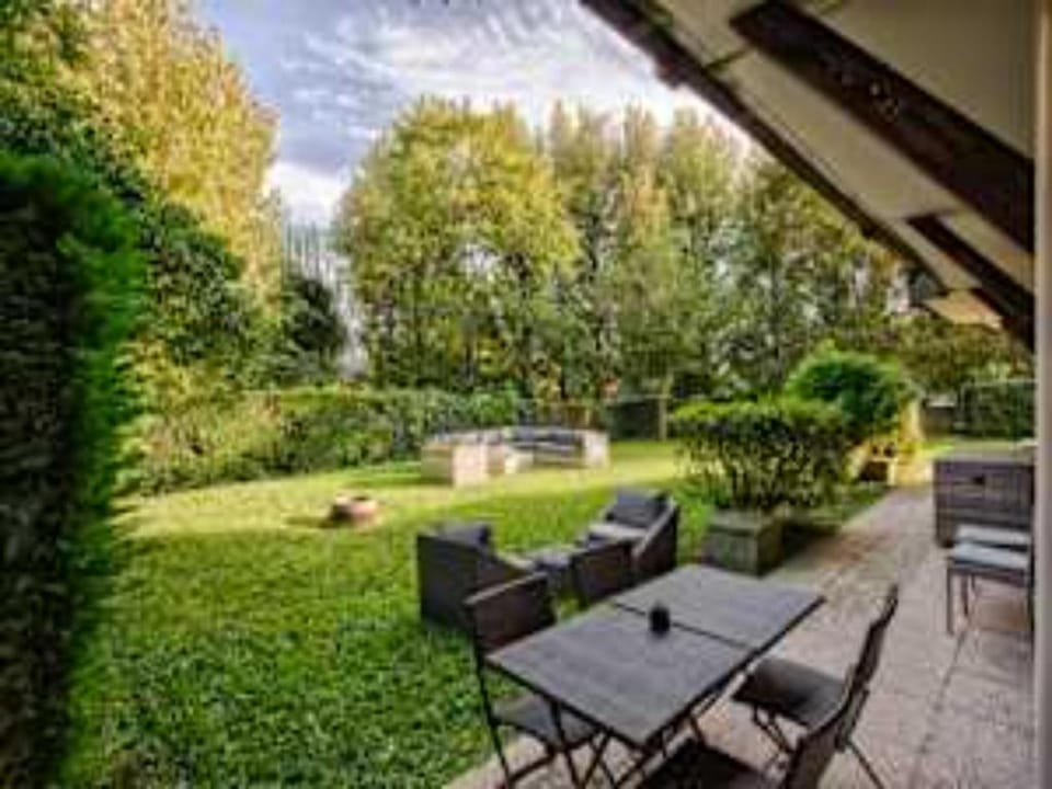 Superb 2-Bed with Large Private Garden Apartment in Deauville