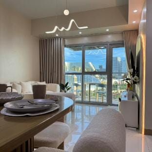 Panoramic Landscape and Seaview, Near Airport - 8m Apartment in Pasay