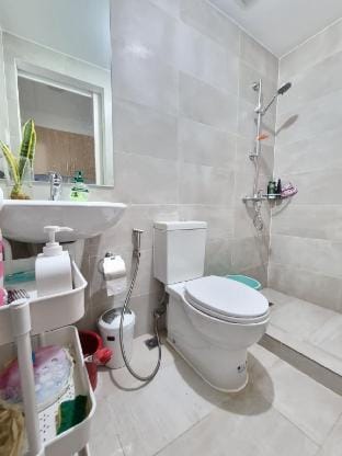 Private condo near Batasan, Ateneo, UP, with pool Apartment in Marikina