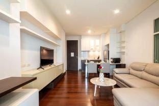 711 | near bar |Big Room |Jacuzzi & Thong Lor Apartment in Bangkok