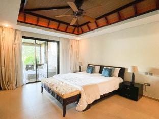Luxury Retreat with Private Workspace & Ocean View Apartment in Flacq District, Mauritius