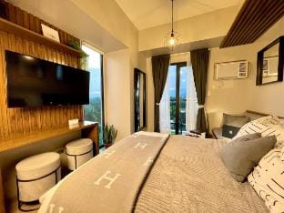 Urban Loft Balcony with Mountain View in IT Park Apartment in Lapu-Lapu City