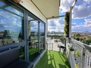 Modern Unit Near Canary Wharf Apartment in London