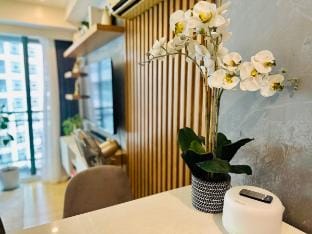 Stylish 1BR unit in Soho near MRT/Shang/Mega/BGC Apartment in Mandaluyong