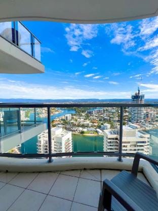 Level 30 Renovated Apt with Hot Tub & Netflix Apartment in Surfers Paradise