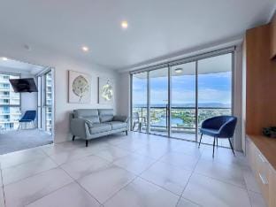 Level 30 Renovated Apt with Hot Tub & Netflix Apartment in Surfers Paradise