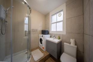 Spacious & Central 4-Bed in Islington Apartment in London Borough of Islington