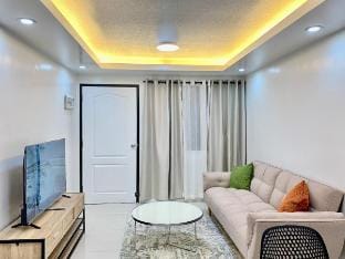 Spacious Modern 1BR with King Bed beside SM Mall Apartment in Davao City