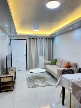 Spacious Modern 1BR with King Bed beside SM Mall Apartment in Davao City