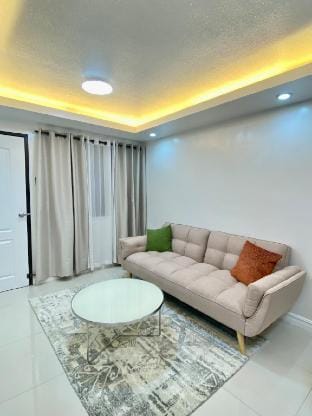 Spacious Modern 1BR with King Bed beside SM Mall Apartment in Davao City