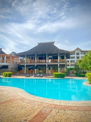 Clean Cozy Pool View 1BR Queen Bed Beside SM Mall Apartment in Davao City