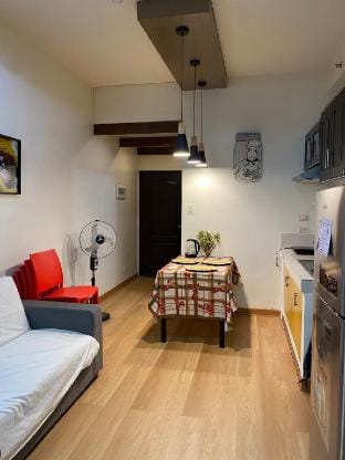 Clean Cozy Pool View 1BR Queen Bed Beside SM Mall Apartment in Davao City