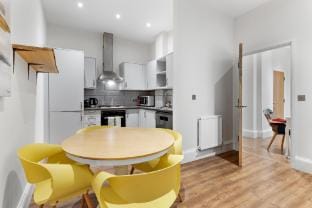 Shortlet Express, Stunning 3 bedroom apartment by Barking station Apartment in Barking