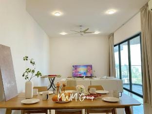 Muji Creamy Family Suites Walks to Beach & Mall Apartment in Johor Bahru