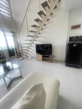 Beautiful loft living with skyline views! Apartment in Makati
