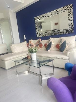 Beautiful loft living with skyline views! Apartment in Makati
