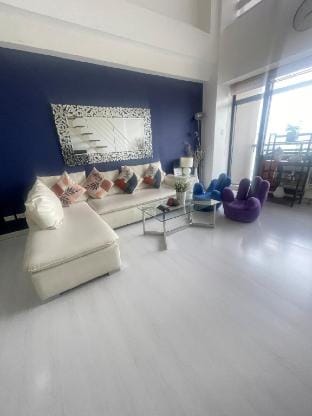 Beautiful loft living with skyline views! Apartment in Makati