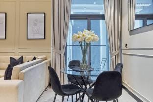 Burj Views from Big Balcony, Waterfront Dream sleeps 4 Apartment in Dubai