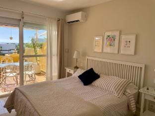 Precioso apartamento cerca de Marbella con vistas y playa Apartment in Sitio de Calahonda
