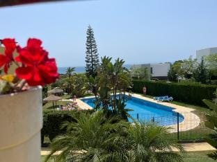 Precioso apartamento cerca de Marbella con vistas y playa Apartment in Sitio de Calahonda