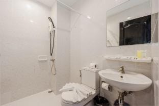 *Brand New 1BR Condo | Pool, Gym + Near Beach C237 Apartment in Choeng Thale