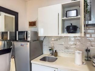 Unique & Quiet Escape | Fast WiFi + Best City View Apartment in Mandaluyong
