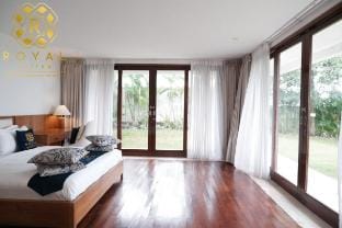 Villa Harimau - Rosewood Room | by Royal Suites Vacation rental in Riau Islands, Indonesia