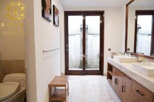 Villa Harimau - Rosewood Room | by Royal Suites Vacation rental in Riau Islands, Indonesia