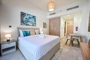 Cozy Studio with balcony-10 mins from Burj Khalifa Vacation rental in Dubai