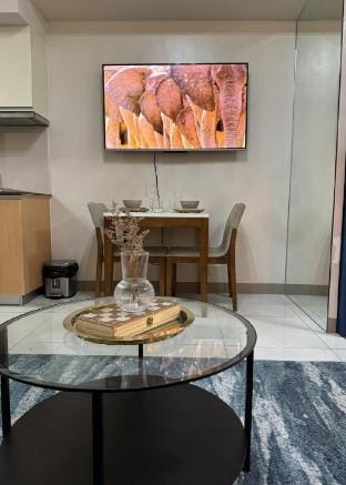 Rustic Elegance: New 1BR One Uptown free Parking Vacation rental in Makati