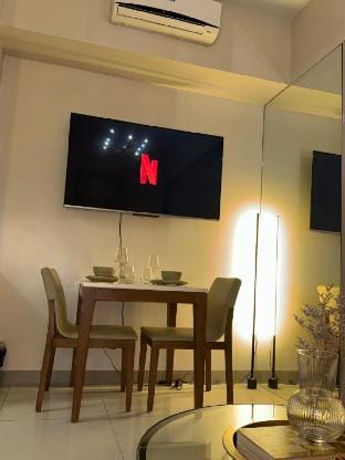Rustic Elegance: New 1BR One Uptown free Parking Vacation rental in Makati